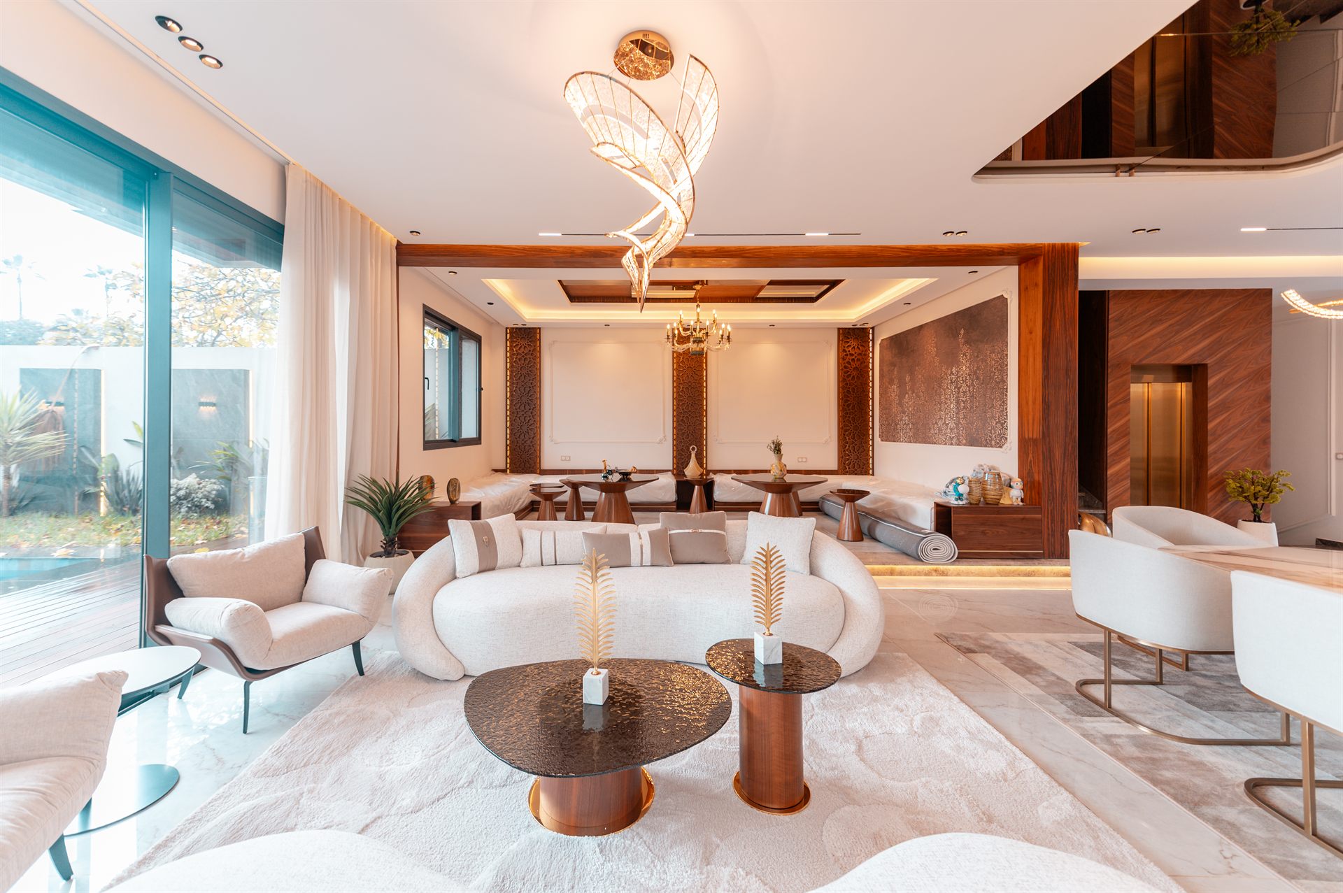 Grand salon lumineux habillage bois Decozan